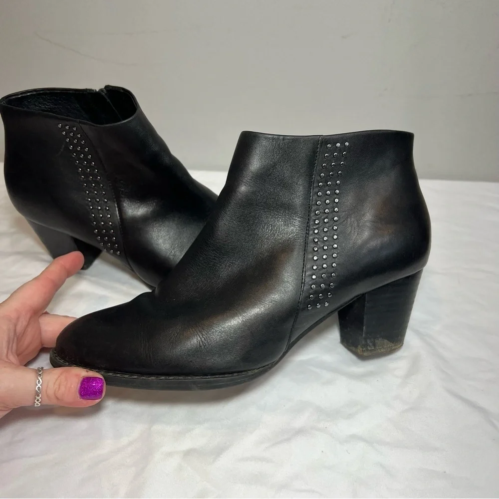 Vionic Georgia black leather studded ankle boots with arch support size 7.5